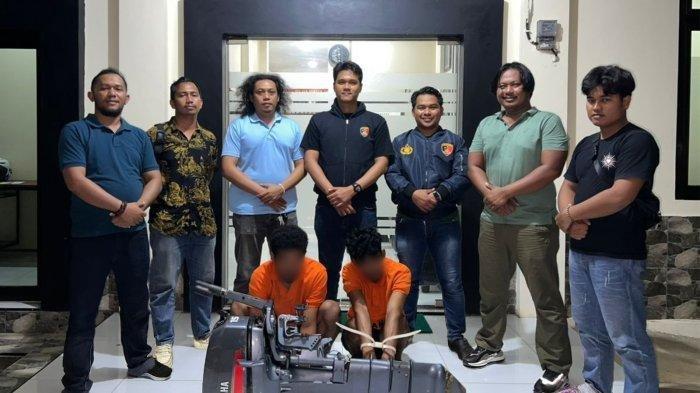 AR alias Ba (22) dan Ju alias El (22) saat diamankan Unit Reskrim Polsek Sebatik Timur di Mako Polsek Sebatik Timur. HO/ Kapolsek Sebatik Timur Iptu Muhammad Ricko Veandra