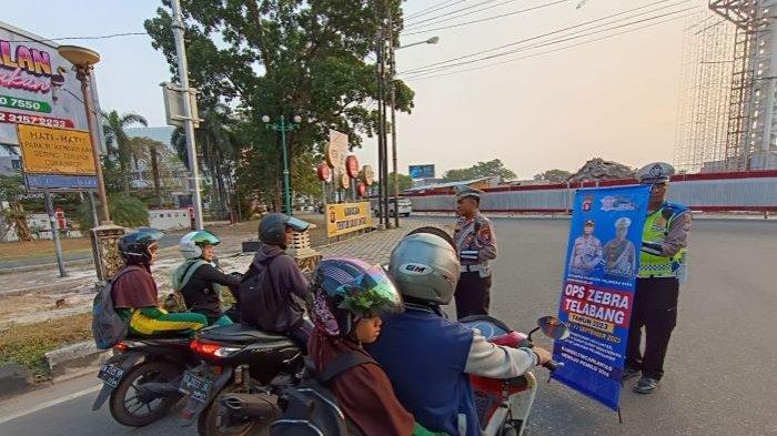 Personel Satlantas Polresta Palangkaraya melakukan sosialisasi kepada pengendara saat Operasi Zebra Telabang 2023.