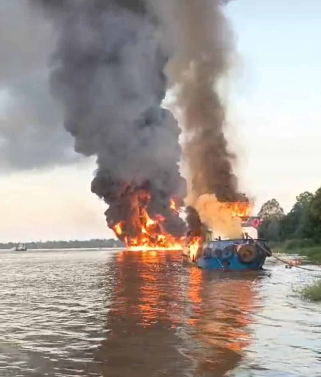 Api berkobar membakar Tugboat Surya 03
