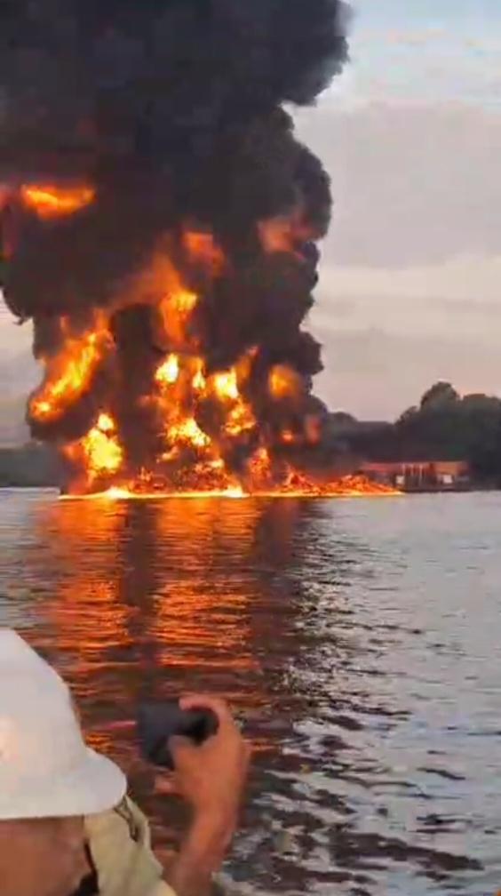 Api berkobar membakar tugboat Surya 03