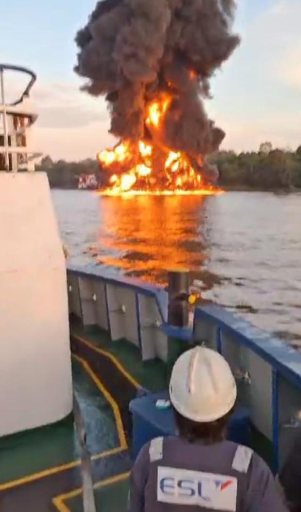 Api membakar tugboat Surya 03