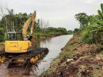 Cegah Banjir di Sampit Masuki Musim Penghujan, Pemkab Kotim Turunkan Alat Berat Keruk Sungai Baamang