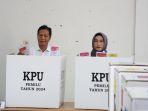 Pj Bupati Barito Utara dan Ketua PKK Berikan Hak Suara Pemilu 2024 di TPS 41 Muara Teweh