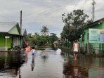Sungai Baamang Sampit Meluap, Rumah di Kelurahan Sawahan Terendam, Warga Bikin Loteng Untuk Barang