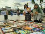 Tumbuhkan Minat Baca di Sampit, Gerakan Mentaya Membaca Buka Lapak Buku di Icon Patung Ikan Jelawat
