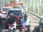 Lalulintas Kendaraan Macet Panjang Hampir 1 Jam, Truk Alat Berat Terjebak di Jembatan Bajarum Kotim