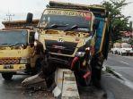 Diduga Licin Karena Hujan Dump Truck dan Pemotor Tabrak Median Jalan di Km 7 Palangkaraya