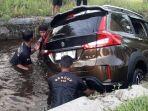 Diduga Sopir Mengantuk, Mobil Minibus Terperosok Masuk ke Saluran Air Jalan Tilung XII Palangkaraya