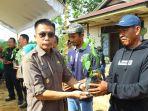 Pj Bupati Murung Raya Hermon Serahkan 1.600 Bibit Tanaman Cabai untuk Petani