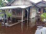 Banjir Jalan Danau Rangas Palangkaraya Sepinggang Orang Dewasa, Warga Kesulitan Transportasi