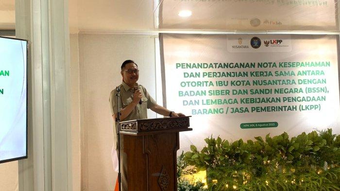 Kepala Otorita Ibu Kota Negara (OIKN) Bambang Susantono, dalam penandatangan nota kesepahaman antara Otorita IKN bersama Badan Siber dan Sandi Negara (BSSN) dan Lembaga Kebijakan Pengadaan Barang/Jasa Pemerintah (LKPP) di Hunian Pekerja Kontruksi (HPK) IKN Nusantara.TRIBUNKALTIM.CO/ARY NINDITA