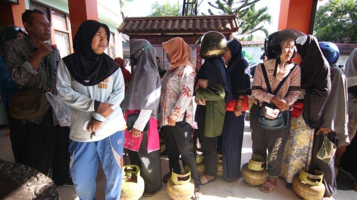 Puluhan warga Kelurahan Lamaru sudah memadati lokasi operasi pasar gas LPG 3 kg, di Kantor Kelurahan Lamaru, Kecamatan Balikpapan Timur.