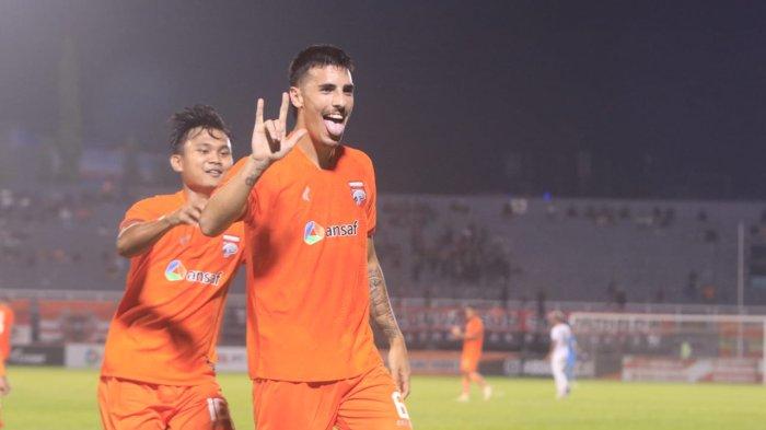 Selebrasi Silverio Junio usai berhasil mencetak gol kedua bagi Borneo FC dalam laga Friendly Match Borneo FC Vs Persijap Jepara di Stadion Segiri Samarinda.pada Minggu,(18/6/2023).TRIBUNKALTIM.CO/NEVRIANTO HARDI PRASETYO
