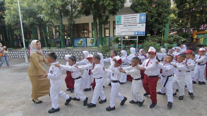 MASUK SEKOLAH - Wali kelas 1 membawa murid muridnya berkeliling sekolah pada hari pertama masuk sekolah di SDN 030 Balikpapan Utara, Senin (15/7).