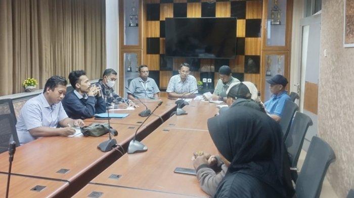 PEKERJA TERAS SAMARINDA - Kejaksaan Negeri (Kejari) Samarinda memfasilitasi mediasi antara perwakilan pekerja proyek Teras Samarinda dan pihak kontraktor PT Samudra Anugrah Indah Permai (SAIP) di Kantor Kejari Samarinda, Kamis (6/3). Mediasi ini menghasilkan kesepakatan bahwa kontraktor akan membayarkan upah pekerja paling lambat 24 Maret 2025. (HO Humas Kejari Samarinda)