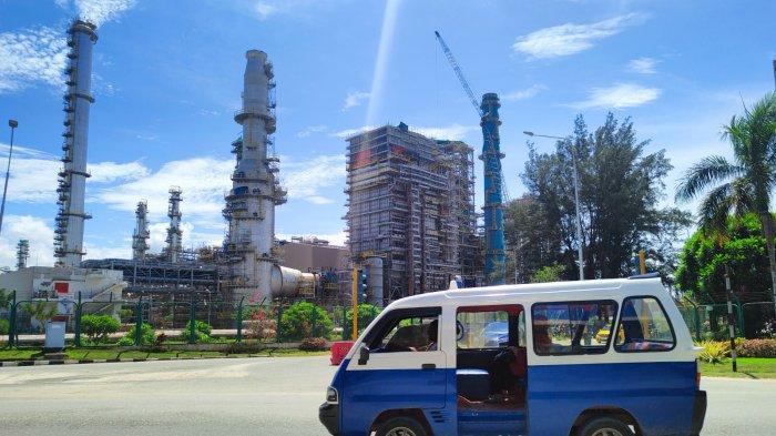KILANG PERTAMINA TERBAKAR - Potret Arus Lalu Lintas di area Depan Kilang Pertamina Indonesia Unit Balikpapan yang berada di Jalan Yos Sudarso (yang biasa disebut jalan minyak), Balikpapan Barat, Kota Balikpapan, Kalimantan Timur, Sabtu (25/5/2024).