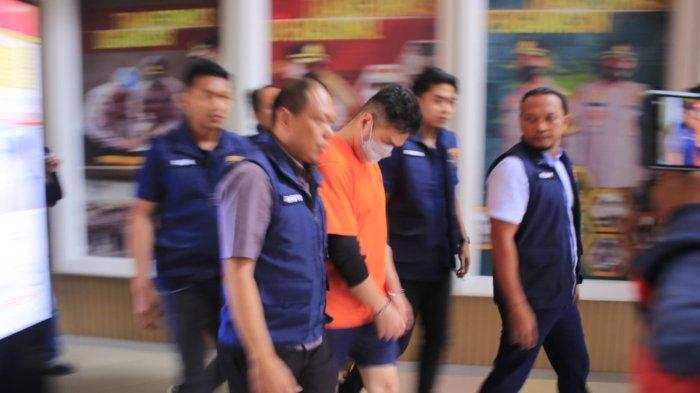Tersangka kepemilikan dua harimau Sumatera dan 1 macan dahan yang dilindungi, Andri Soegianto alias Andre Soan tertunduk saat dihadirkan pada rilis kasus harimau terkam seorang pekerja hingga tewas di Mapolresta Samarinda, Kamis (23/11/2023).