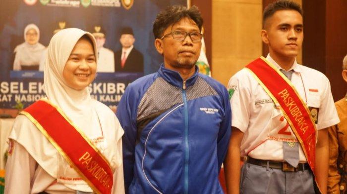 Kepala Dinas Pemuda dan Olahraga (Dispora) Kaltim, Agus Hari Kesuma (tengah) berfoto bersama Rangga Nuke Leonardo (Balikpapan) dan Nur Fadilah Aguspika (Bontang) yang terpilih mewakili Provinsi Kaltim menjadi calon Paskibraka Putra-Putri di tingkat Nasional. (HO/ Dispora)