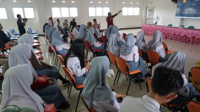 Bagian Kesra Sekretariat Daerah Kabupaten Kutai Kartanegara melakukan Sosialisasi Beasiswa Kukar Idaman Kepada para calon Mahasiswa atau siswa lulusan setingkat SMA di Aula SMPN 1 Tenggarong, Kukar, Kalimantan Timur. 
