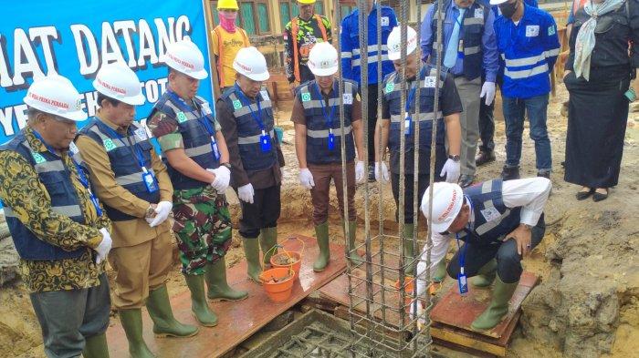 Peletakan batu pertama pembangunan gedung SD 026 Penajam oleh Bupati Penajam Paser Utara, Hamdam, Senin (22/5/2023). Kepala sekolah SD Negeri 026 Penajam Sukairi mengatakan, sekolah tidak pernah diperbaiki sejak 1984.