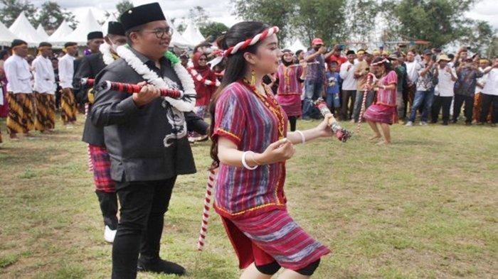 Desa Sabintulung, Kecamatan Muara Kaman, Kabupaten Kutai Kartanegara, Kalimantan Timur mulai mempersiapkan acara Pesta Adat Erau Benua Tuha 2023. Akan suguhkan tarian kolosal. 