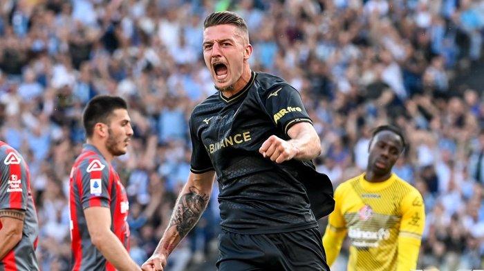 Gelandang Lazio Sergej Milinkovic-Savic merayakan golnya ke gawang Cremonese dalam pertandingan Liga Italia Serie A, Minggu (28/5/2023).