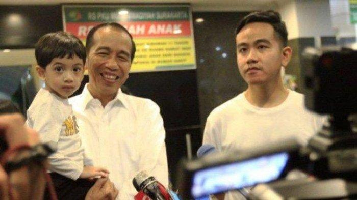 Presiden Jokowi menggendong cucunya Jan Ethes mendampingi Gibran Rakabuming Raka di RS PKU Muhammadiyah Solo, Jumat (15/11/2019) malam -
