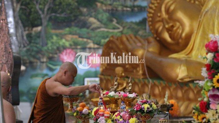 Ratusan Umat Budha ramai merayakan Hari Trisuci Waisak 2567/2023 yang jatuh pada Minggu (4/6/2023) di Mahavihara Budhhamanggala Balikpapan.Berbagai kegiatan keagamaan dilakukan, seperti pelepasan burung yang ada dalam dua kandang saat Abhaya Dana Fangsen.Selain itu, sebelum Puja Bhakti, dua orang Bhikkhu menyalakan lilin didepan patung Budha raksasa sembari memanjatkan doa-doa. Diikuti ratusan umat yang juga hikmat merayakan hari suci dengan menggandeng bantal sebagai alas duduknya.
TRIBUNKALTIM.CO/DWI ARDIANTO