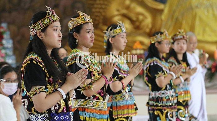 Ilustrasi kenakan busana adat Dayak di Kalimantan Timur. 