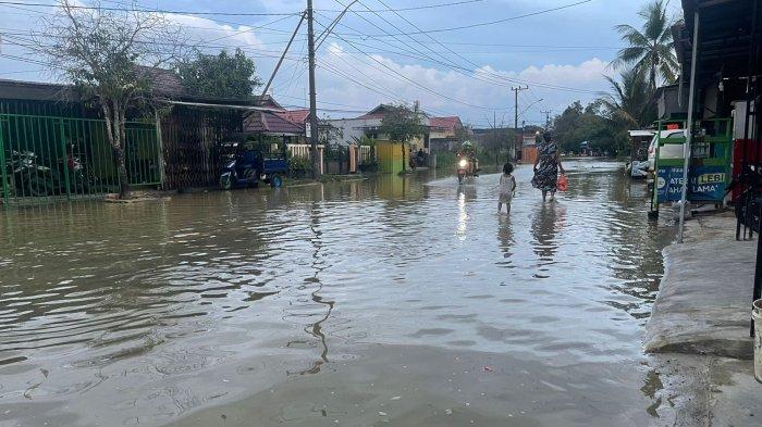 Banjir Rob kembali melanda perumahan warga dan menggenangi akses masuk kampung atas laut Bontang Kuala, Senin (5/6/2023). 