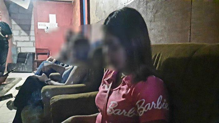 Ilustrasi Wanita pemandu karaoke 