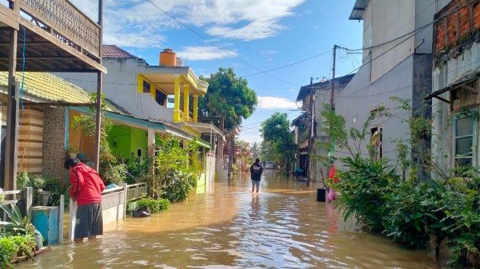 Banjir yang menggenangi Perumahan H Saleh Kecamatan Loa Janan Ilir Kelurahan Tani Aman Kota Samarinda, Kalimantan Timur pada Selasa (6/6/2023).