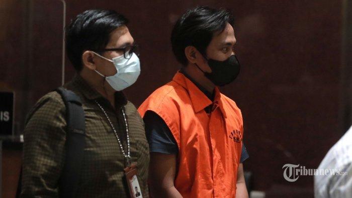 Mantan Bupati Penajam Paser Utara Abdul Gafur Mas'ud (mengenakan rompi tahanan) kembali ditetapkan sebagai tersangka oleh KPK.