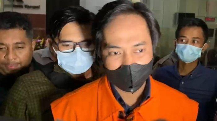 Bupati Penajam Paser Utara (PPU) Abdul Gafur Masud saat keluar dari Gedung Merah Putih KPK, Kuningan Jakarta Selatan dengan menggunakan rompi orange, Jumat (14/1/2022) lalu. Lagi, mantan Bupati PPU Abdul Gafur Masud diduga terima suap Rp 6 Miliar. KPK akan mengusut aliran dana untuk Musda Demokrat Kaltim.