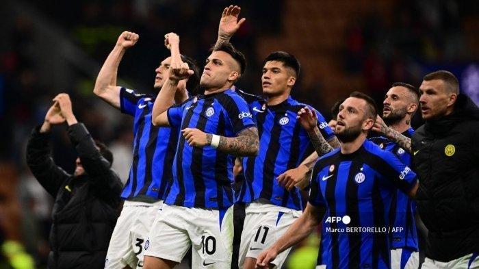 Penyerang Inter Milan asal Argentina Lautaro Martinez (Tengah) dan rekan setimnya menyapa publik pada akhir pertandingan sepak bola leg pertama semifinal Liga Champions UEFA antara AC Milan dan Inter Milan, pada 10 Mei 2023 di stadion San Siro di Milan.
