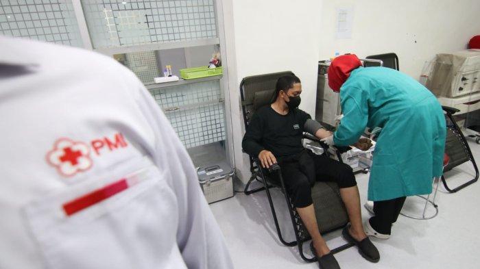 Kegiatan donor darah di PMI Balikpapan, Kalimantan Timur pada Rabu (14/6/2023).