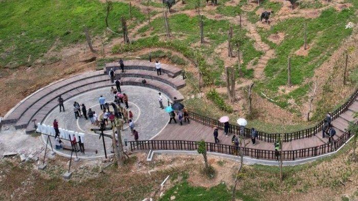 Titik Nol IKN Nusantara ramai dikunjungi masyarakat yang ingin melihat secara langsung lokasi yang akan dijadikan Pusat Pemerintahan itu. Rencana penggunaan TKA di IKN Nusantara yang sudah disetujui Presiden Joko Widodo (Jokowi) menuai kritik dari DPR. 