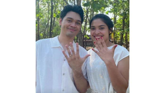 Mikha Angelo dan Gregoria Mariska pamer cincin