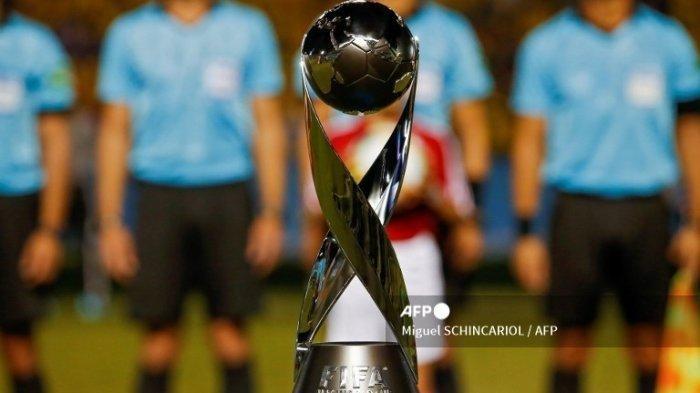 Pemandangan trofi Piala Dunia U17 FIFA Brasil 2019 sebelum pertandingan sepak bola terakhirnya antara Meksiko dan Brasil di Stadion Bezerrao di Gama, Brasilia, Brasil, pada 17 November 2019.