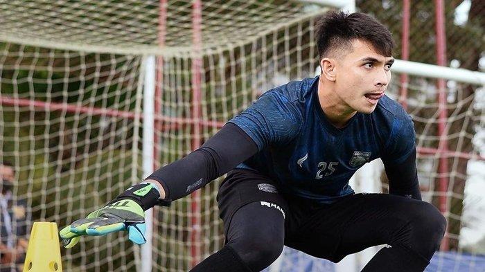 Ilustrasi kiper Borneo FC Samarinda, Nadeo Argawinata saat berlatih.