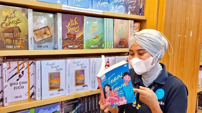Ilustrasi suasana di toko buku Gramedia di Plaza Balikpapan, Kalimantan Timur, sediakan buku-buku bacaan novel.