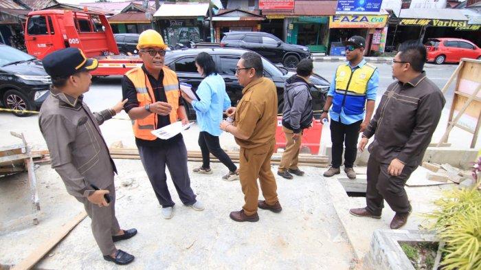 Komisi III DPRD Balikpapan melaksanakan inspeksi mendadak (sidak) ke proyek peninggian Jalan MT Haryono, Balikpapan, Kalimantan Timur pada Selasa (27/6/2023). Proses pengerjaan nantinya bisa diupayakan. Menurutnya, progres terbesar bagian agregat dan pengaspalan.