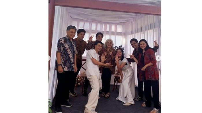 Gregoria Mariska bersama tunangan dan keluarga Mikha Angelo