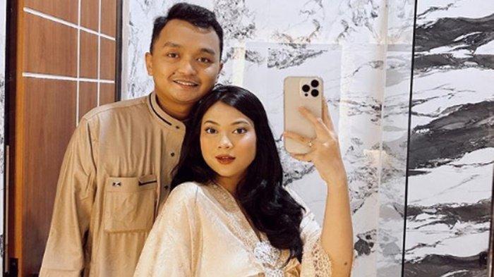 Hanum Mega bersama sang suami, Achmad Herlambang.