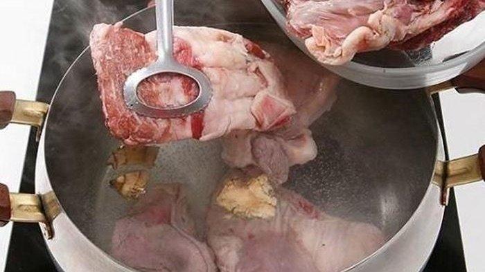 Ibu-ibu wajib catat, begini cara merebus daging sapi agar cepat empuk tanpa presto dan hanya butuh waktu cukup singkat.