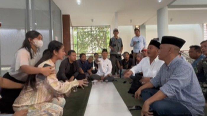 Dewi Perssik saat mediasi dengan ketua RT Lebak Bulus.
