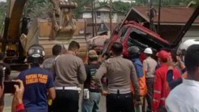 Tangkapan layar proses evakuasi truk tronton yang menindih tubuh seorang lansia di Jalan K.H. Mas Mansyur, Samarinda, Jumat (30/6/2023). TRIBUNKALTIM.CO/RITA LAVENIA