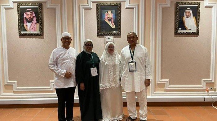 Ketua DPP PDI-P Puan Maharani beserta suami berfoto bersama bakal calon presiden (bacapres) Koalisi Perubahan untuk Persatuan (KPP) Anies Baswedan beserta istri di sela-sela ibadah haji, akhir Juni 2023.