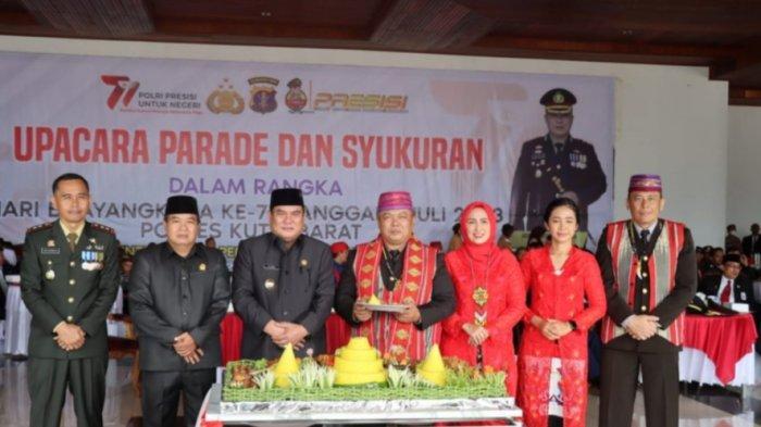 Bupati Kutai Barat FX Yapan bersama Kapolres dan Wakapolres Kutai Barat siap memotong tumpeng HUT ke-77 Bhayangkara, Sabtu (1/7/2023). TRIBUNKALTIM.CO/ZAINUL MARSYAFI