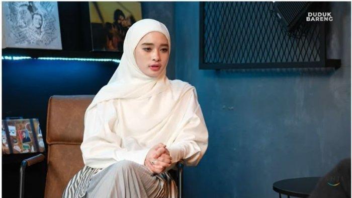 Inara Rusli. Inara terusik dengan tawaran uang puluhan juta dari Putra Siregar perihal cadar.